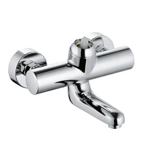 Glänzender Wandmontage-Wasserhahn mit einem einfachen, modernen Design, zwei Griffen und einem geraden Auslauf.